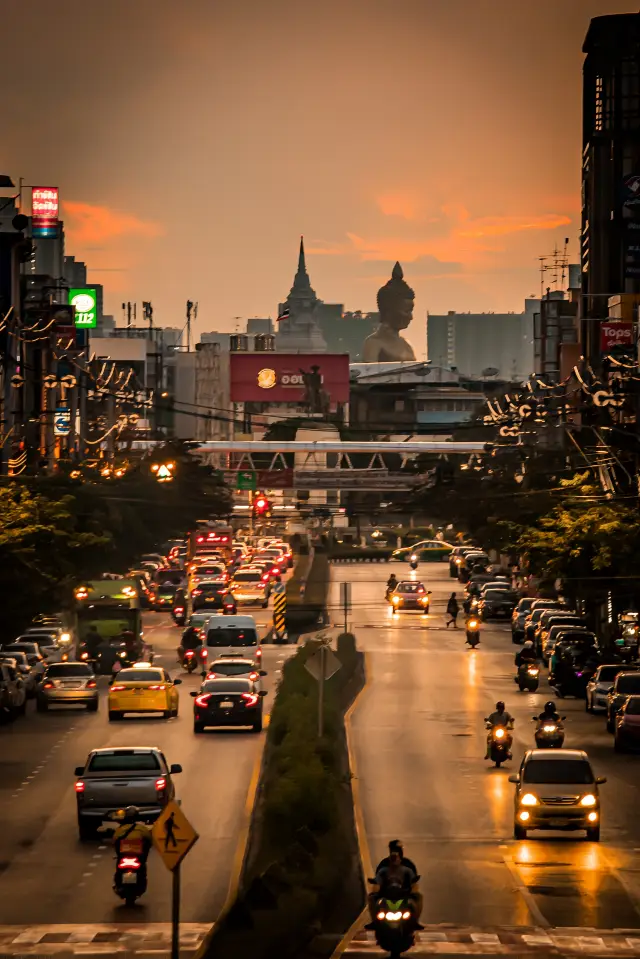 For these nine pictures, a college student went to Thailand alone