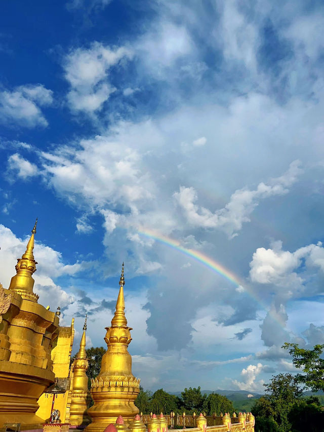 在瑞麗總佛寺看彩虹連接中緬邊境