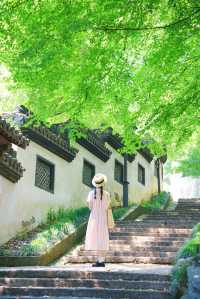 The Citywalk in Hangzhou is absolutely stunning‼️ One can see half the city in its mundane hustle and bustle, and the other half in its ethereal beauty~