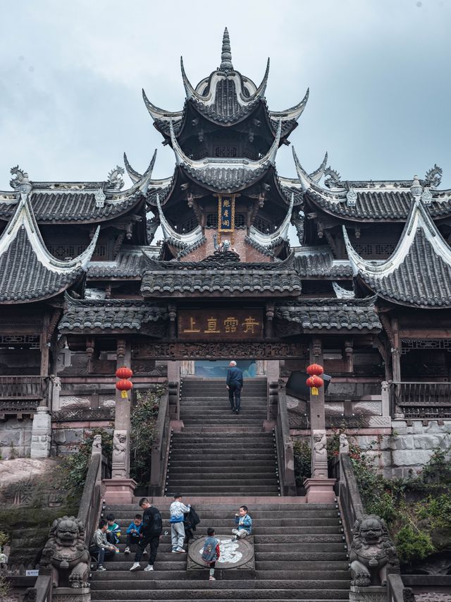 藏在長江邊的仿古小鎮，宏偉而又虛無