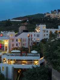 🌟 Dali's Chic Retreat: Art, Music & Views 🎨🎵🏞️