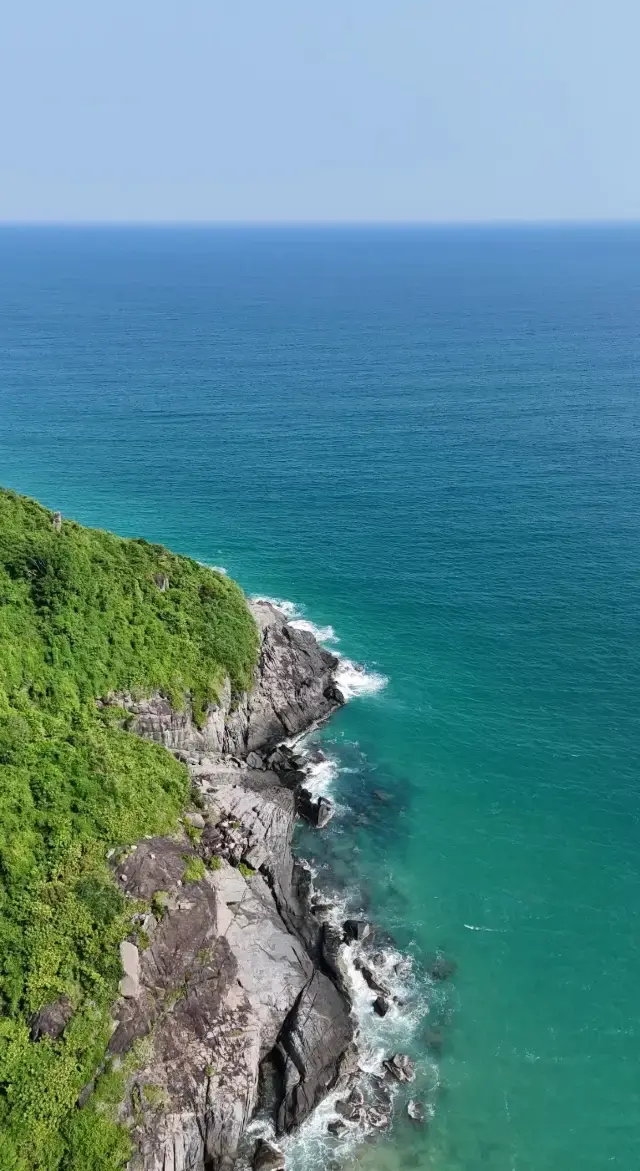 Hainan is not just about Sanya, but also the niche glass sea beach, which is accessible by car.