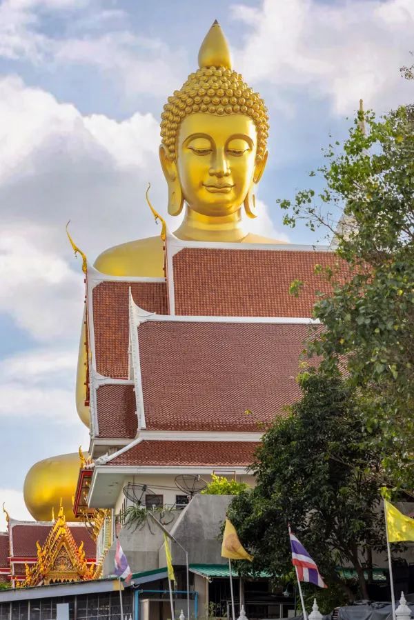 Discovering Bangkok's Giant Buddha: 5 Essential Tips