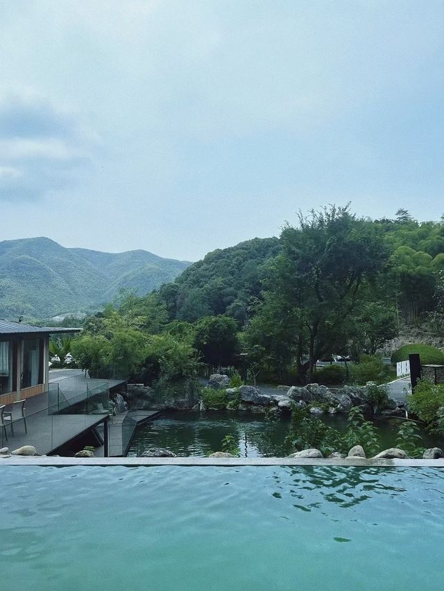 一間住喺山裏嘅氧吧民宿