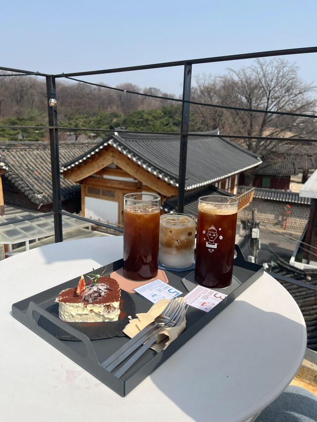 首爾安國站旁！鬧市中的桃源咖啡館