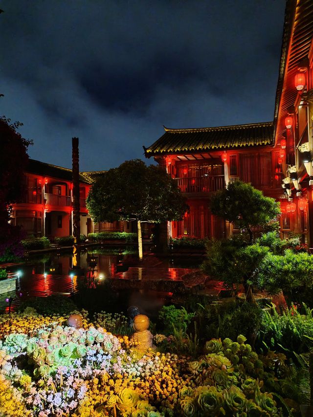 暮色時分麗江古城中這座庭院美出了圈