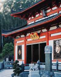 一座融合歷史傳說和自然奇觀的寺廟