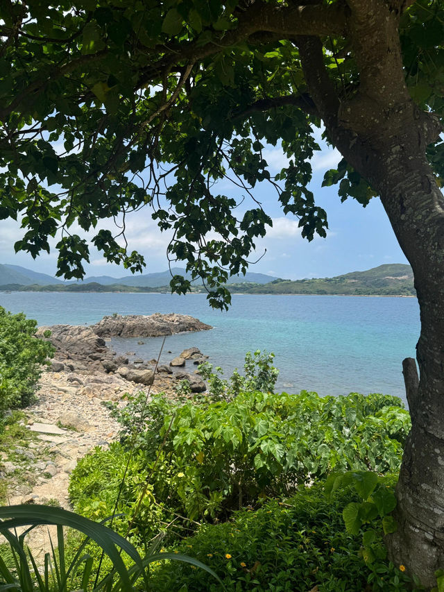 🌊香港西貢半月灣玻璃海打卡全攻略！這片藍美得像濾鏡開到最大💦