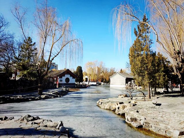 雪落大觀樓：瓊樓玉宇映寒潭