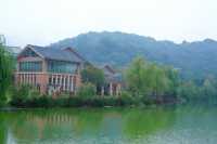 陰雨天都能玩出花樣嘅長沙西湖公園，簡直係城市入面嘅寶藏綠洲！邊個話落雨天就影唔到氛圍感大片？呢篇打卡