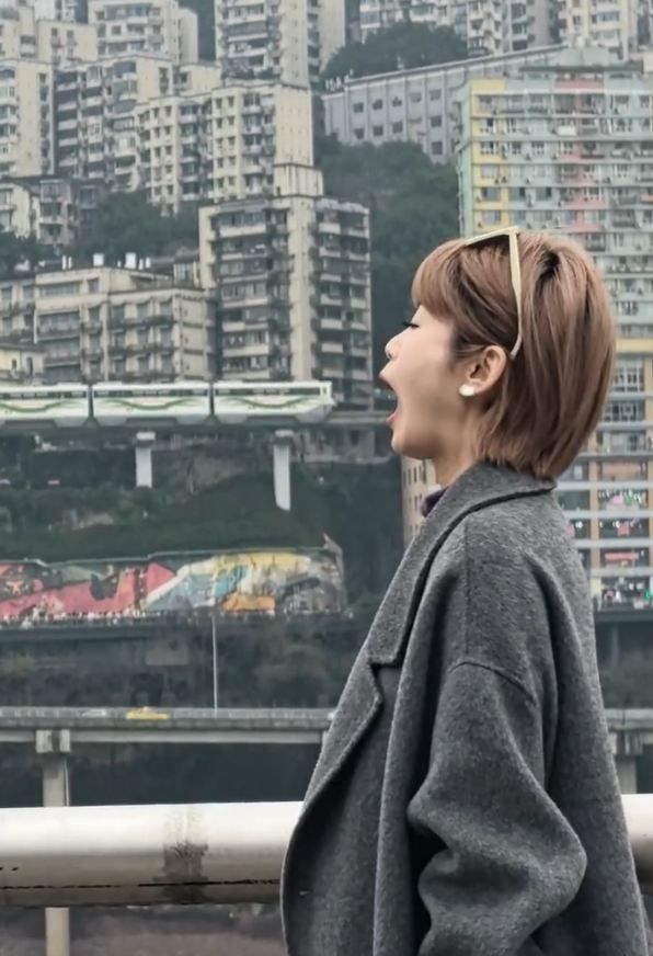 終於吃上重慶的輕軌了 終於吃上重慶的輕軌了