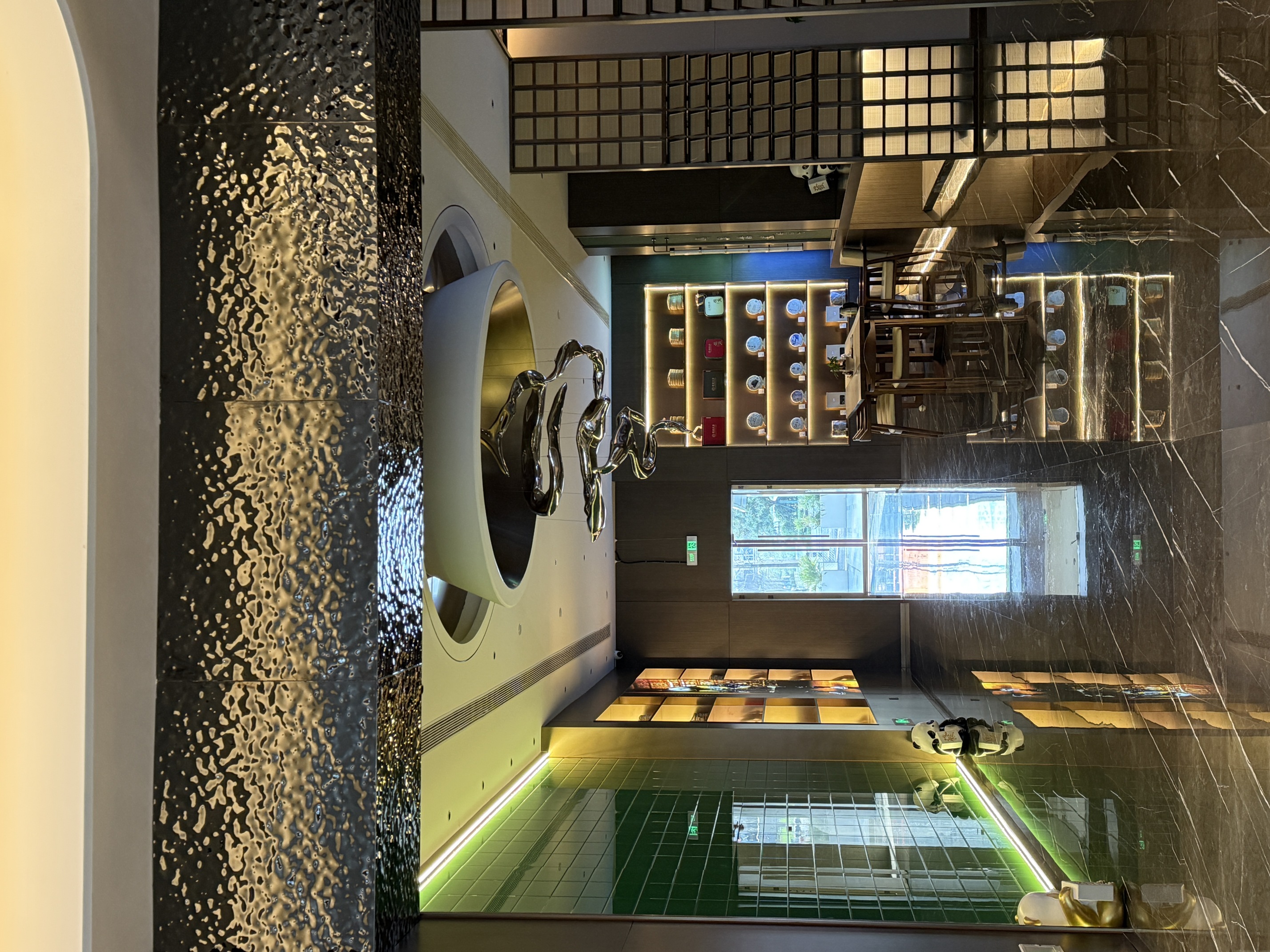 On a business trip, I stayed at a hotel recommended on Trip.com, and it was just perfect!!!
🏨Hotel Address: [Meihao Lizhi Hotel Tianfu New Area Xibo City Branch]
No. 266, Longxiang West 1st Street, Zhengxing Street, Tianfu New Area, Chengdu

🏨Room: This room type is about 30 square meters, which is actually quite suitable. The window is a panoramic floor-to-ceiling window, equipped with a small sofa and a desk with chairs, very fitting!

🛏Mattress: Super soft and comfortable, many times I didn’t want to get up and just wanted to stay in bed. Overall, very cozy~

🫖Tea Room: Located on the third floor, decorated with a great atmosphere, also equipped with floor-to-ceiling windows. The lighting and view are excellent. Sitting in the tea room after work is very relaxing and helps relieve the fatigue of the whole day.

🍽Breakfast: The breakfast variety is very rich, and the overall taste is quite good. There are all kinds of flavors, including stir-fried dishes, fried rice/congee, nutritious soup/rice noodles, noodles, wontons, salad, yogurt, milk, soy milk, black tea, bread, fried items, etc. The owner is from Yunnan and has made authentic Yunnan-style "Crossing the Bridge" rice noodles with freshly stewed native chicken in the hotel. You must try it if you get the chance!!!

💴Price: The lowest rack rate for this room type is 345 yuan, the online price is nearly 300 yuan, but I got it for less than 250 yuan with a Platinum membership. When you sign up for membership, the first night is discounted at 64%, which is very cost-effective, so I signed up. Don’t worry, the front desk will calculate which membership suits you best based on your actual check-in time and recommend it accordingly!!!

❣As a luxury hotel of eLong Club, the service is truly impeccable. They offer laundry service, which is very convenient. The staff are very enthusiastic when greeting guests. They also help with luggage and escort you to the room during check-in, providing tea and towels. The attention to small details is excellent and highly recommended!!!