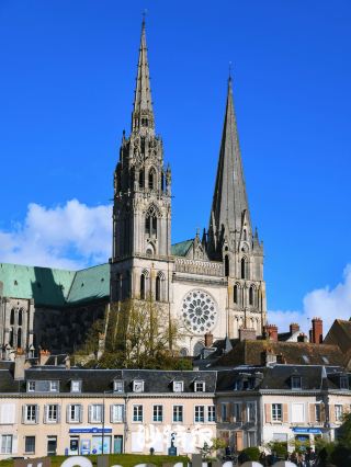 世界で最初の真に成熟したゴシック大聖堂はパリにはありません