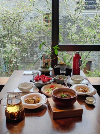 A Springtime Ritual in Ningbo!! A Vegetarian Meal Under the Cherry Blossoms