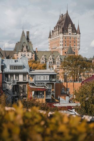 Canada 10-Day Self-Drive Tour Guide Vol. 4
Few things can make a city on another continent famous like a K-drama—perhaps only *Memories of the Alhambra* starring Hyun Bin, or *Guardian: The Lonely and Great God* starring Gong Yoo. As our wheels rolled over the breath of autumn, the St. Lawrence River spread out on our right like flowing silk. When the steel cables of the Quebec Bridge sliced through the clouds, the Château Frontenac suddenly emerged from the mist on the opposite bank—its green copper roof like emeralds soaked in dew, and the maple leaf flags hanging from the city walls snapping in the wind at a 45-degree angle.
🗺️ Must-visit route
1️⃣ Emerald crown in the morning light
The east side of Dufferin Terrace at 7:30 AM (near the Château Frontenac sign) is empty. As the first golden rays pierce through the clouds, the building's silhouette is gilded, and the maple leaf flags on the city walls begin to write the wind's secret code.
2️⃣ Mirror maze of the St. Lawrence River
3️⃣ French whispers of the red brick walls
At the southernmost end of Rue de la Porte, the maple leaves hanging on the ochre-red city walls form a wonderful dialogue with the bronze cannons. When the midday light cuts across at an angle, the moss in the cracks of the brick walls casts mysterious totems.
4️⃣ Cinematic montage of the spiral staircase
The wooden spiral staircase on the outside of the castle's east wing (near Auberge Saint-Antoine) is a hidden gem. Remember to look back as you spiral upward. Afternoon sunlight slants in through the stained-glass windows, casting dancing light spots on the steps.
5️⃣ Afternoon tea at Dufferin Terrace
Take advantage of the gentlest sunlight after 3:00 PM, sit inside Le Château restaurant (window seats require advance booking), order a maple syrup latte, and watch the red leaves of Île d'Orléans on the opposite bank sway in your cup.
What memories has this most romantic castle in North America brought you?