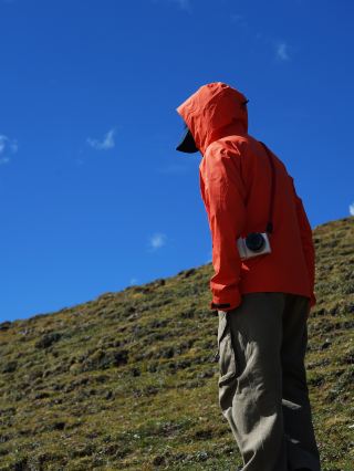 Take my advice: you absolutely must bring a windbreaker to Western Sichuan!!!