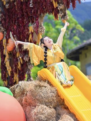 Immersive experience! The iconic harvest scene at Chuxi Tulou