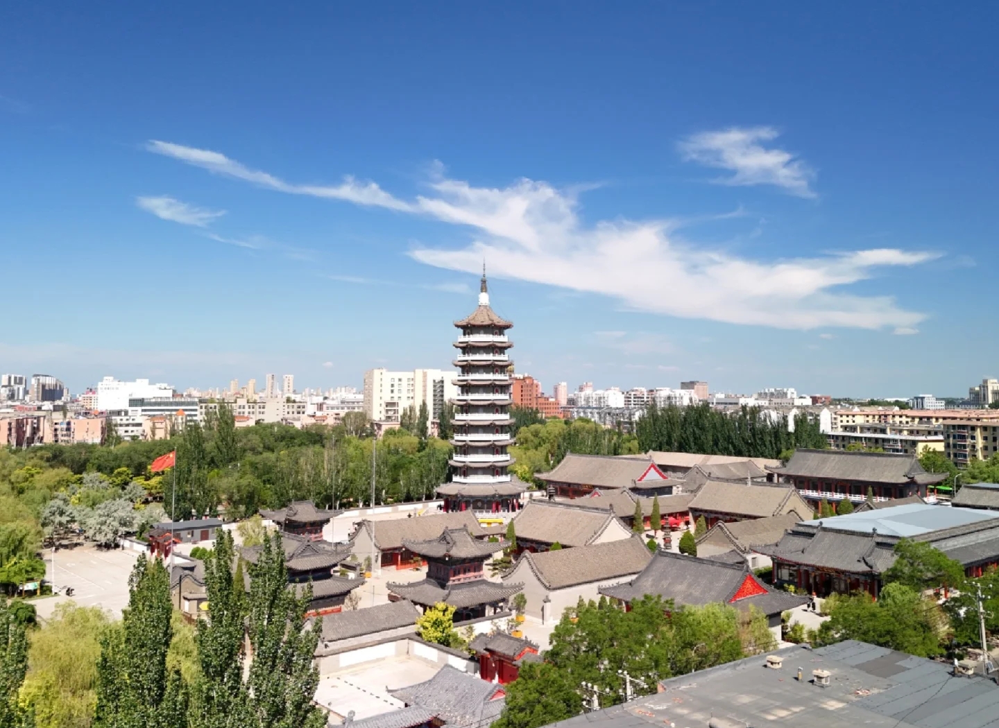 Yingkou (including Bayuquan) Lazy Person's Guide: I. When is the best time to go? - June–October: Swimming in the sea, watching the sunset over Orange Lake, and enjoying the best seafood.