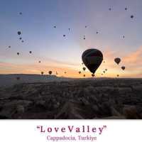 Love Valley, Cappadocia ชื่อนี้มีบอลลูนเต็มฟ้า