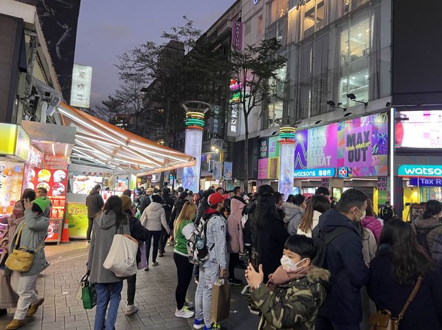 西門町熱門小吃，天天利美食坊，招牌蚵仔煎、蘿蔔糕
