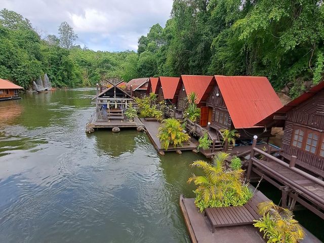 กริต ราฟท์ เฮาส์ แพเมืองกาญจนบุรี