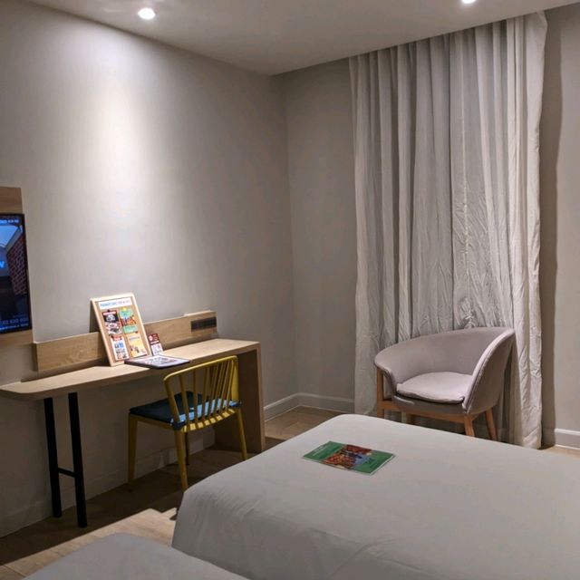 ホテルの部屋のカーテンを開けたら、グリーンが綺麗なスカイガーデンだった。