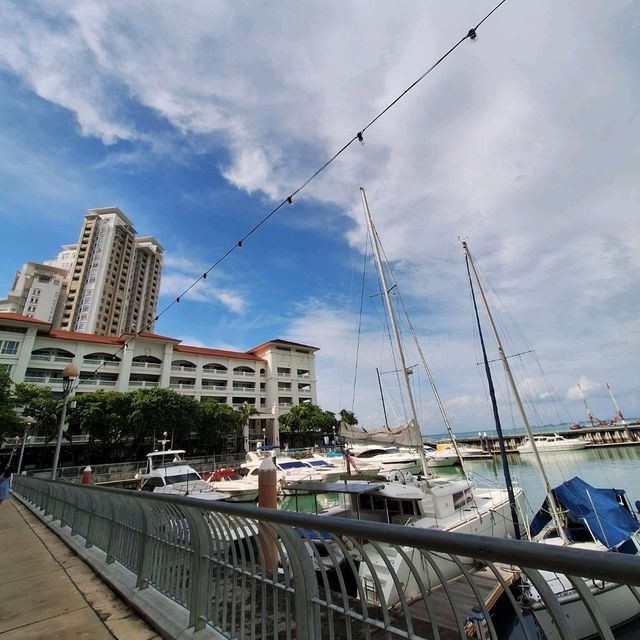 ⚓️ Shopping by the Sea: Straits Quay