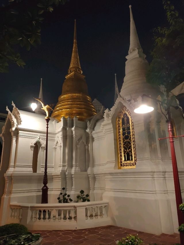 วัดราชบพิธยามค่ำ