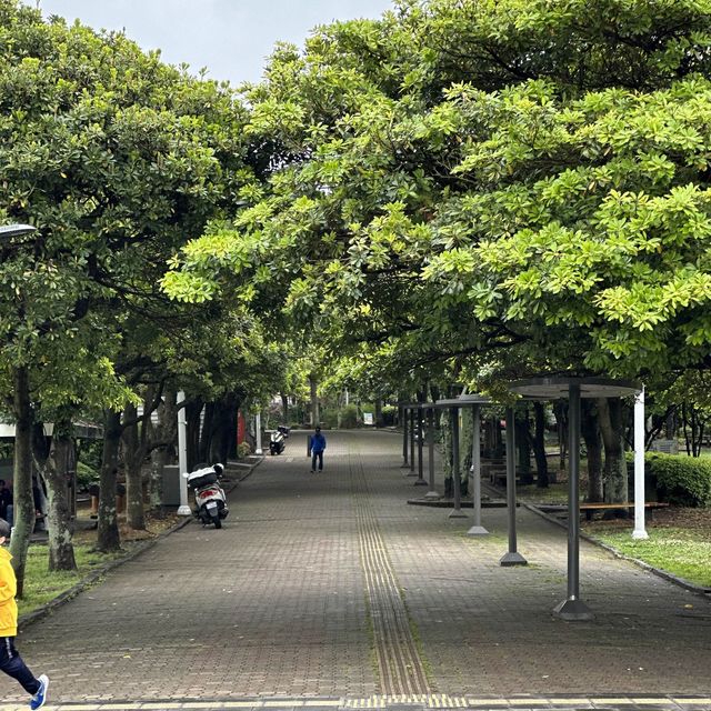 다양한 조형물을 보며 산책하기 좋은 공원 🏞️ 신산공원