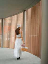 ให้ดอกไม้และขุนเขาโอบกอดเราที่ "Flora Creek"