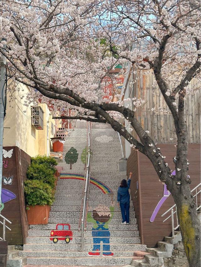 귀여운 벽화들과 벚꽃을 만날 수 있는 곳 ‘닥밭골벽화마을’