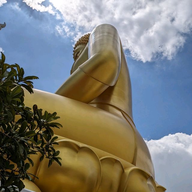 バンコク ワット・パクナム 凄く大きい黄金の大仏様が神々しい。