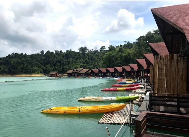 แพ 500 ไร่ (500 Rai Khao Sok Floating Resort)