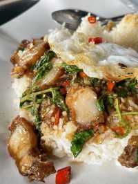 ปุ้ม กะเพราวัดใจ  