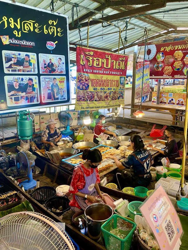 ช้อปเพลิน เดินชิลล์ ตลาดน้ำวัดลำพญา นครปฐม 🛟