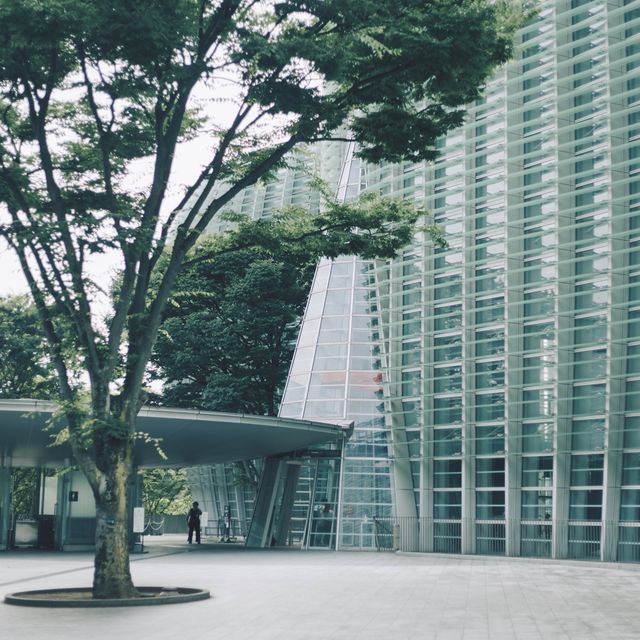 【東京】大人デートにぴったり！「国立新美術館」の美しい建物を眺めながら一息つこう☕️