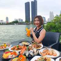 บุฟเฟ่ต์ติดริมแม่น้ำ