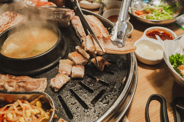 ร้านหมูย่างบุฟเฟ่ต์ 강남 돼지상회 | สาขาฮงแด