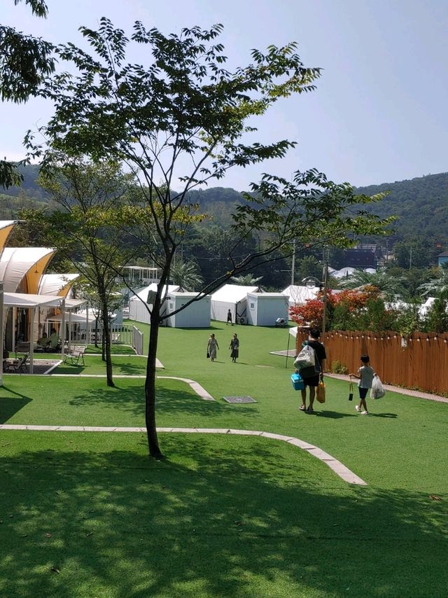 넓은 잔디마당의 글램핑장