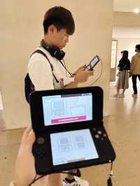 🇫🇷羅浮宮一定要租借的語音導覽機！ 意想不到 拿上手竟然是一部NDS 🎮