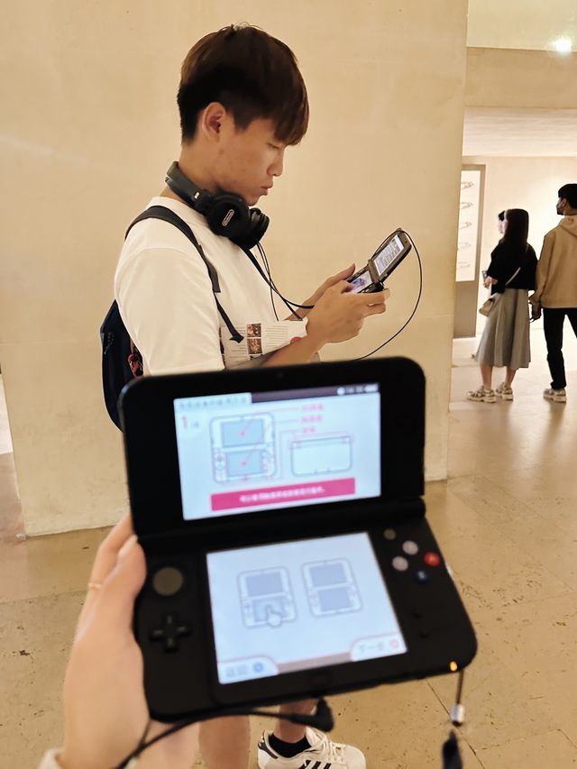 🇫🇷羅浮宮一定要租借的語音導覽機！ 意想不到 拿上手竟然是一部NDS 🎮
