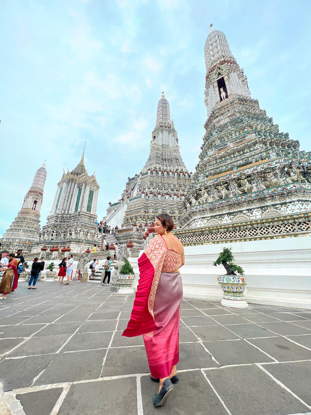 ใส่ชุดไทยเที่ยววัดอรุณ