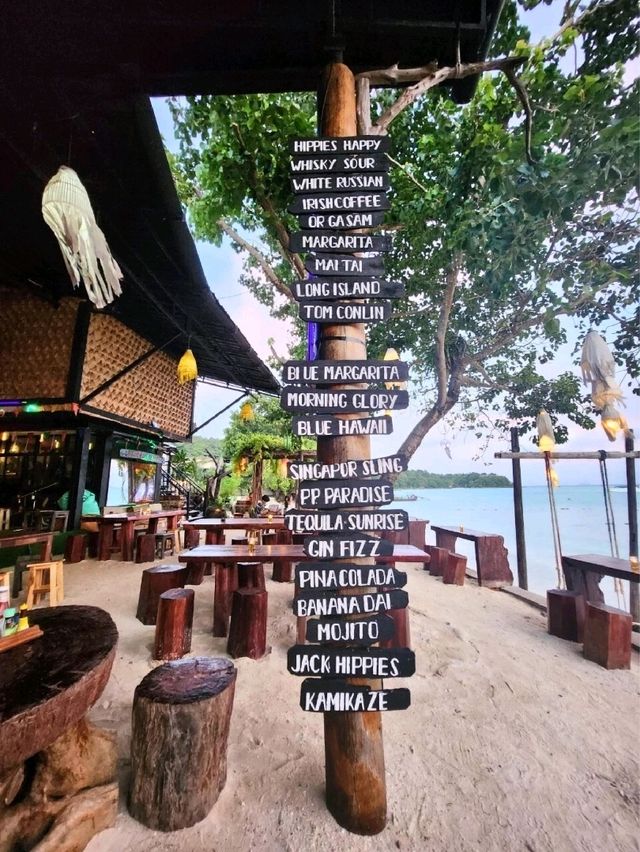 นั่งชิลฟังเสียงคลื่นที่ Hippies Bar & Restaurant