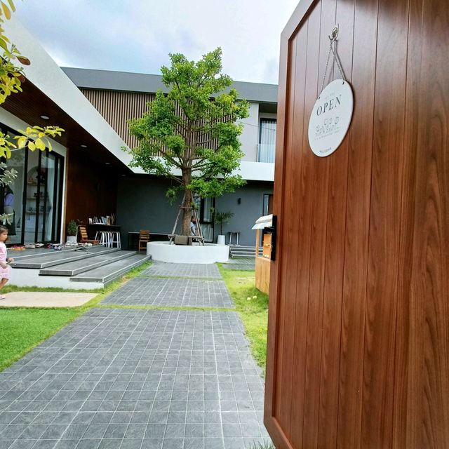 Magaret choose café at Buriram 