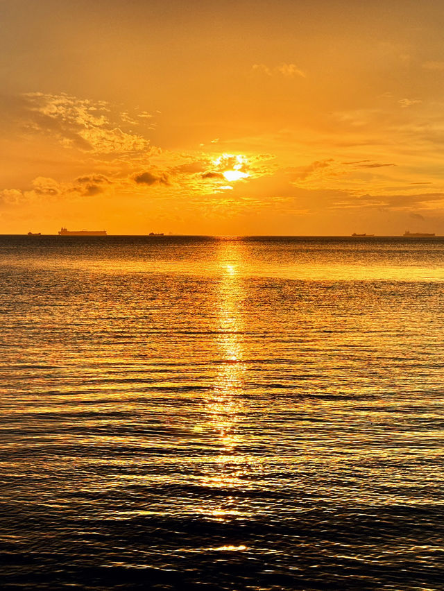 【絶景🇲🇾】人生で1度は見たい！燃えるように赤く美しいマラッカ海峡の夕日🌅