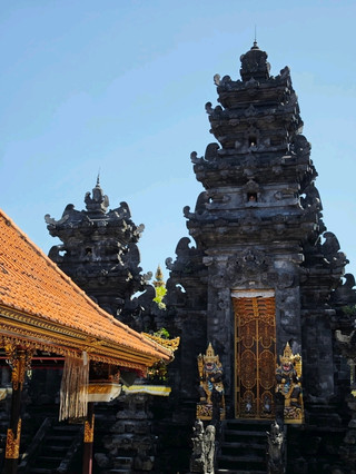 Berjalan-jalan di Antara Kuil dan Toko