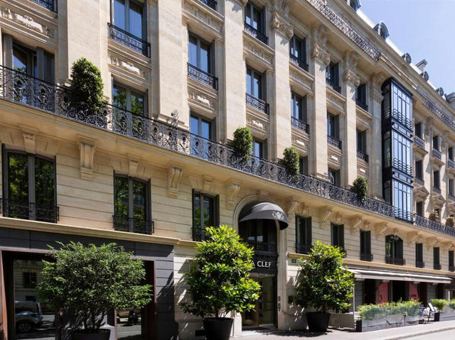 La Clef Tour Eiffel Paris by The Crest Collection 