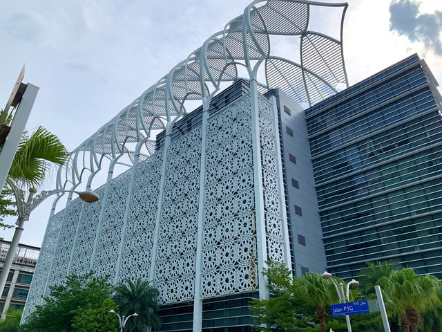 マレーシア　プトラジャヤ観光　荘厳な造りのFederal Court of Malaysia (裁判所)が凄いぞ！