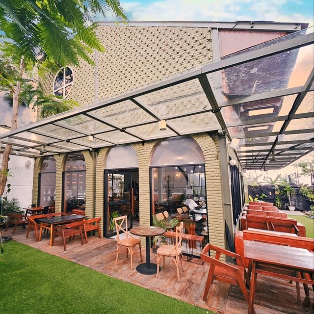 BUN KOPI | IT HAS A SPACIOUS AREA WITH BOTH INDOOR & OUTDOOR SEATING