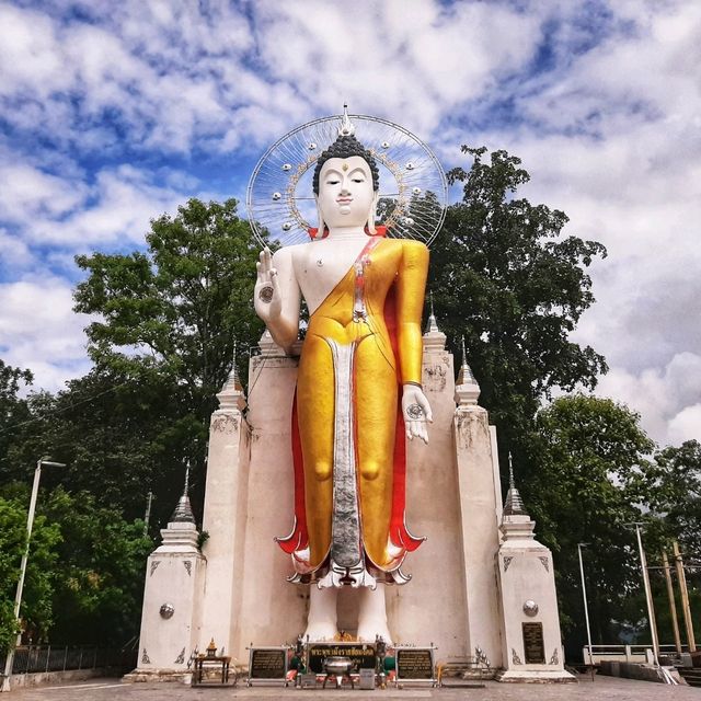 สักการะพระพุทธมังรายชัยมงคล ณ วัดดอยพระบาท